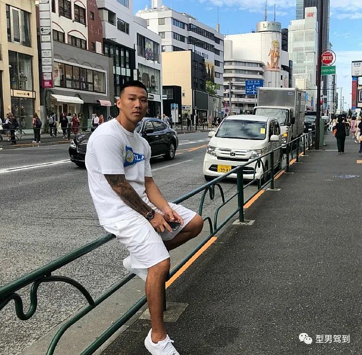 菲律宾篮球明星在社交媒体上晒健身照