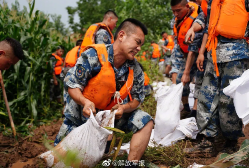 争先恐后！球员拼尽全力，不畏艰难